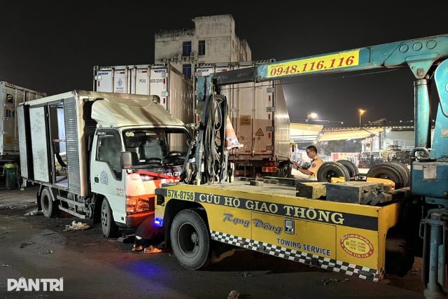 xe-dau-keo-chay-lui-tong-chet-tai-xe-o-to-tai-tphcm