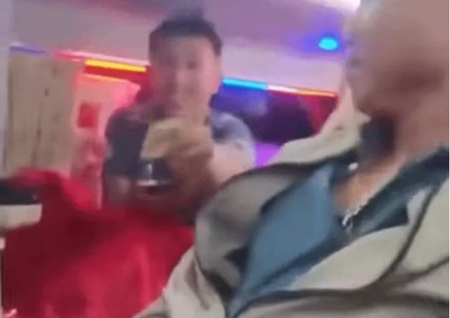 nguoi-dan-ong-mat-sach-tien-ve-que-nghi-tet