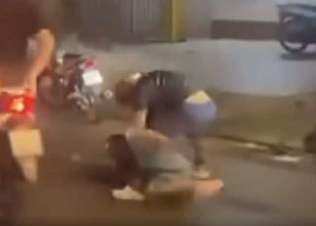 hai-tai-xe-danh-nhau-giua-duong