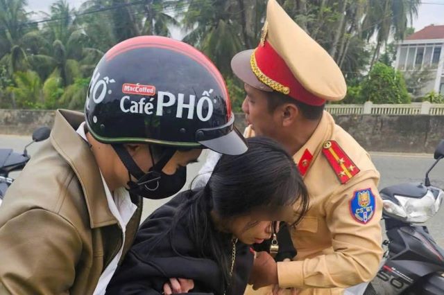 nu-sinh-co-giat-giua-duong