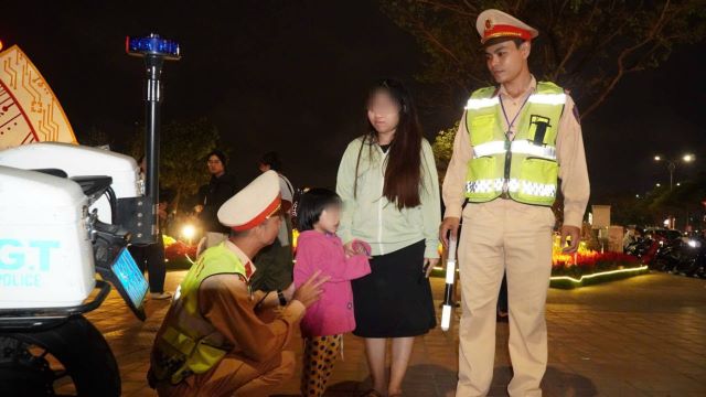 chau-be-di-lac-trong-dem-giao-thua