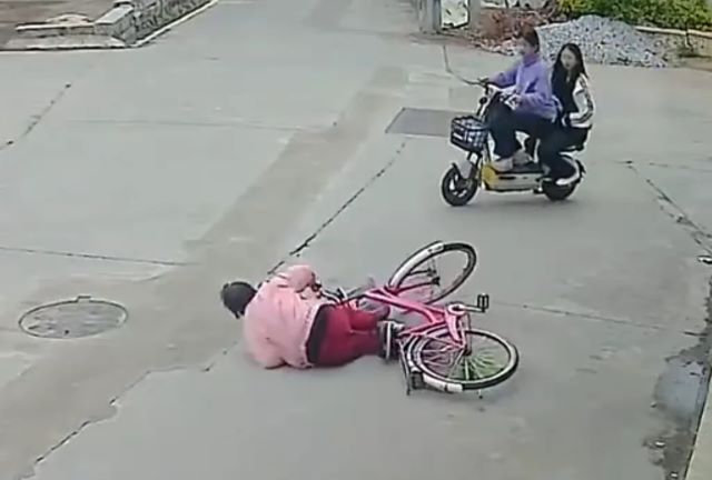 nu-sinh-giup-ba-cu-nga-xe