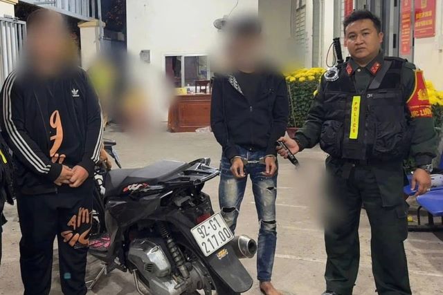 2-thanh-nien-cam-hung-khi-gap-ngay-luc-luong-911