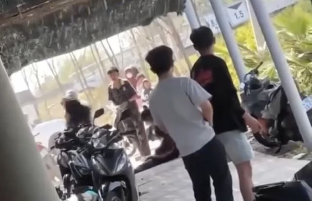 be-gai-bi-nem-da-trung-dau