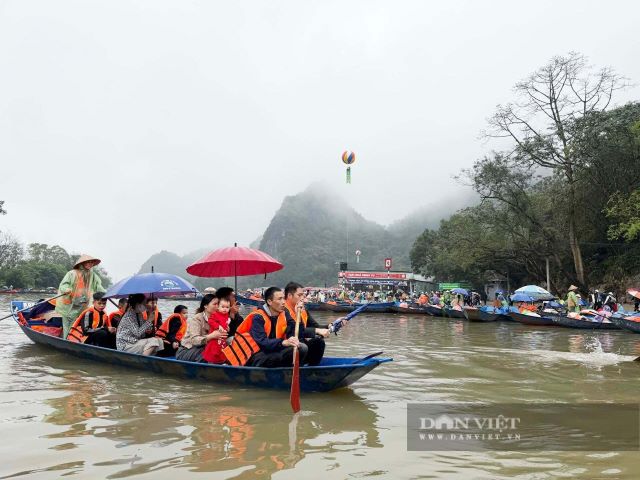 du-khach-di-le-chua-huong