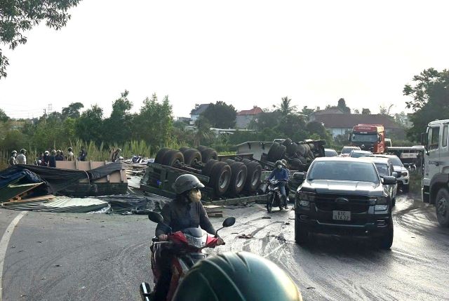 xe-dau-keo-bi-lat-giua-duong