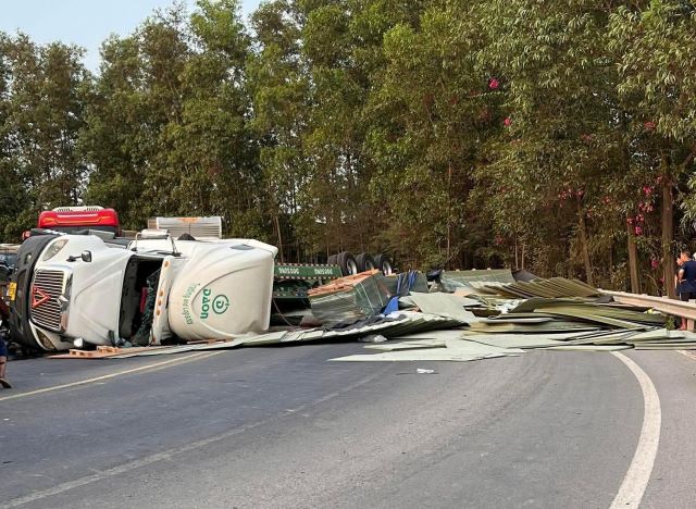 xe-dau-keo-cho-van-go-bi-lat