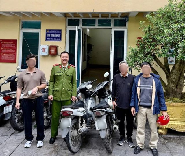 hai-nguoi-di-nham-xe-may