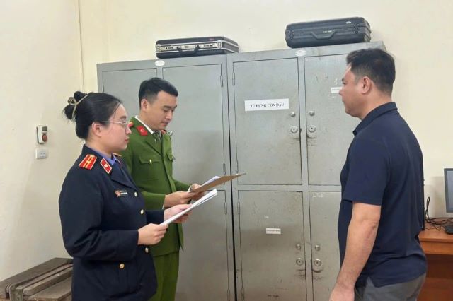 khoi-to-nguoi-dieu-them-o-to-chan-xe