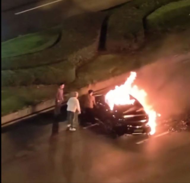 chay-xe-o-to-dien-xiaomi