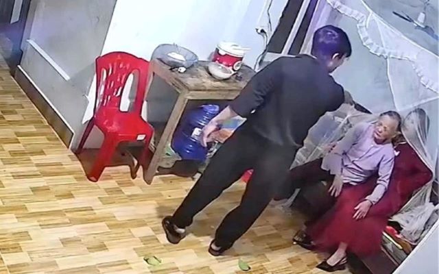 dien-bien-moi-vu-con-trai-danh-gay-tay-me-mung-3-tet