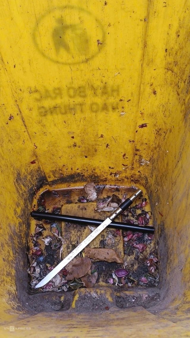 thanh-nien-vac-dao-chem-nguoi