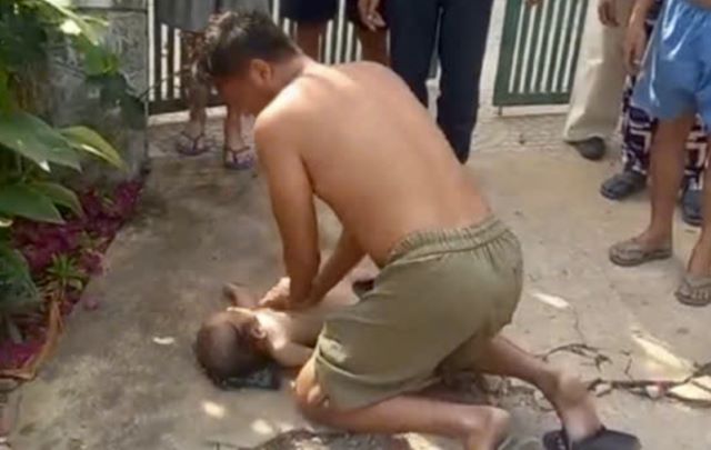 cuu-be-trai-duoi-nuoc