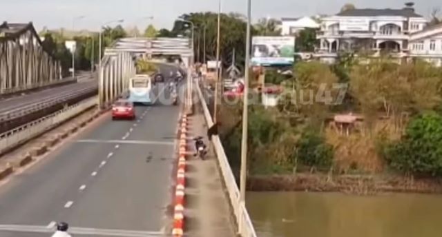 nam-thanh-nien-nhay-cau-tu-tu