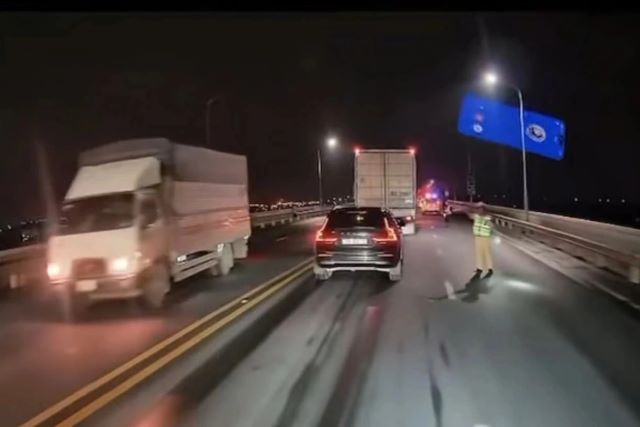 nguoi-dan-ong-di-xe-dap-tu-vong