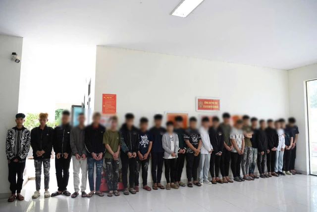 nh&oacute;m-thanh-nien-chem-nguoi