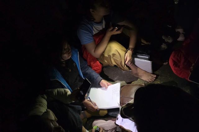 phu-huynh-chuc-cho-nop-ho-so-vao-10-cho-con