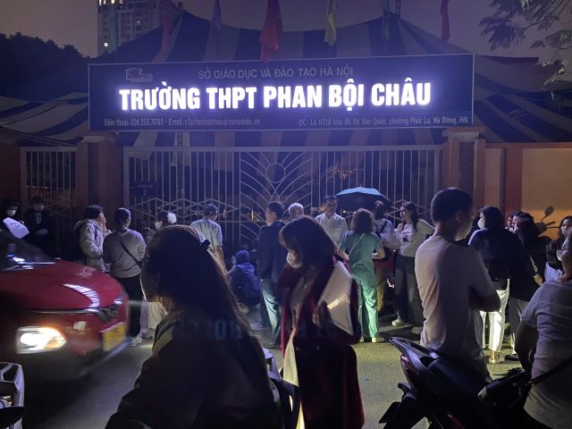 phu-huynh-xep-hang-nop-ho-so-vao-10-cho-con