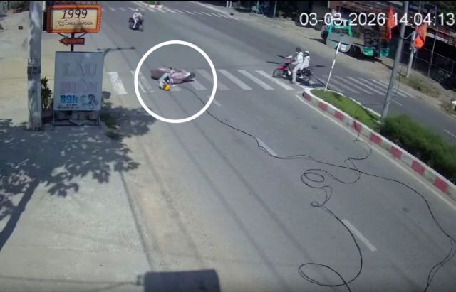 xe-tai-keo-dut-day-dien-quat-nga-nguoi-di-duong