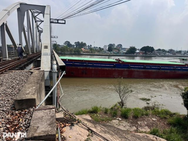 tau-thuy-dam-cau-ghenh
