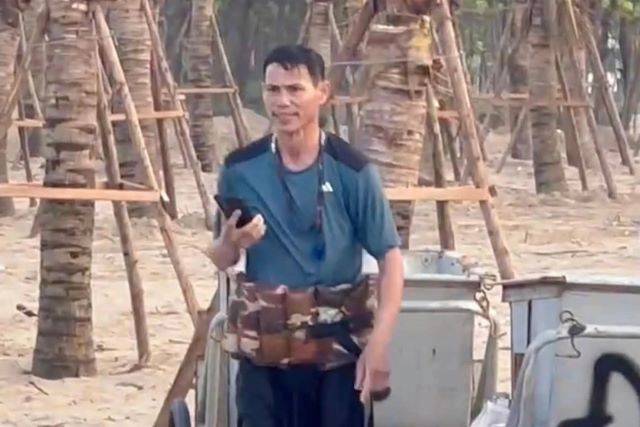 nhan-vien-cuu-ho-du-khach-chuot-rut