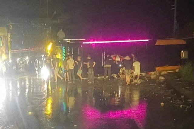 hien-truong-lat-xe-khach-cho-10-nguoi