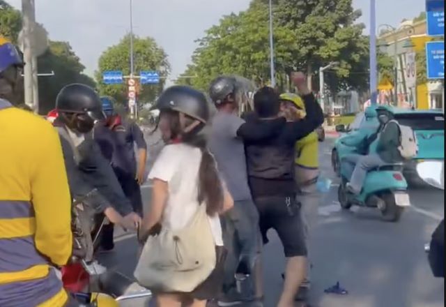 hai-nguoi-dan-ong-au-da-o-nga-tu