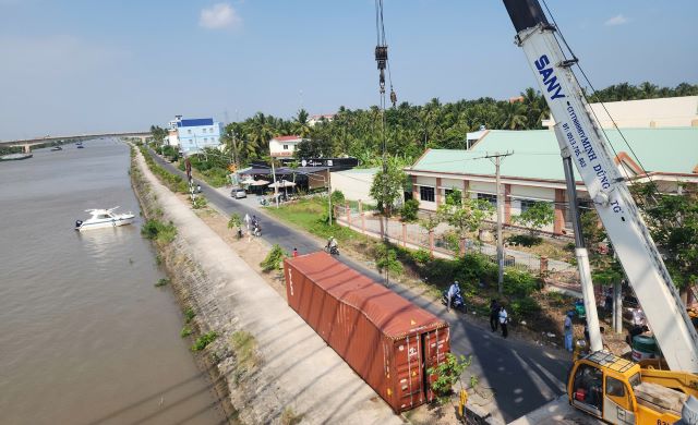container-roi-xuong-song