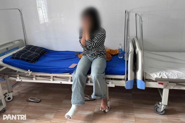 nu-sinh-bi-ban-danh-gay-chan