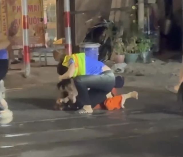 nu-nhan-vien-gac-tau-bi-hanh-hung