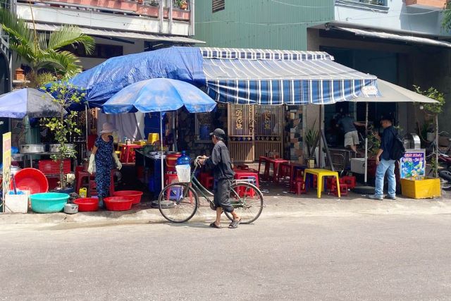 nguoi-phu-nu-bi-danh-o-quan-an-via-he