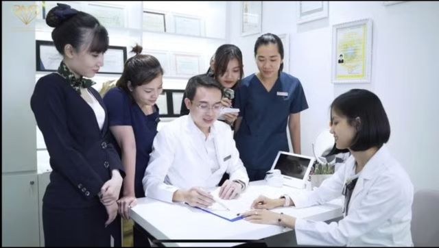 bac-si-to-trung-quan-idol-danh-vo-minh