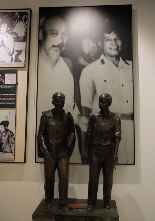 chu-tich-ho-chi-minh-va-dai-tuong-nguyen-chi-thanh-2
