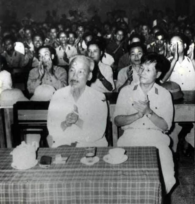 chu-tich-ho-chi-minh-va-dai-tuong-nguyen-chi-thanh