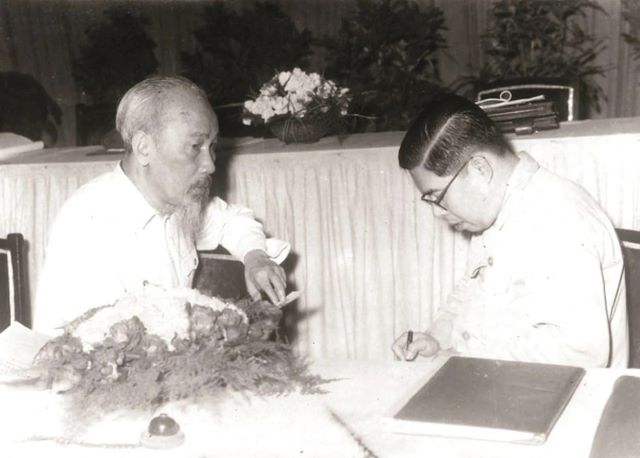 chu-tich-ho-chi-minh-va-giao-su-tran-dai-nghia
