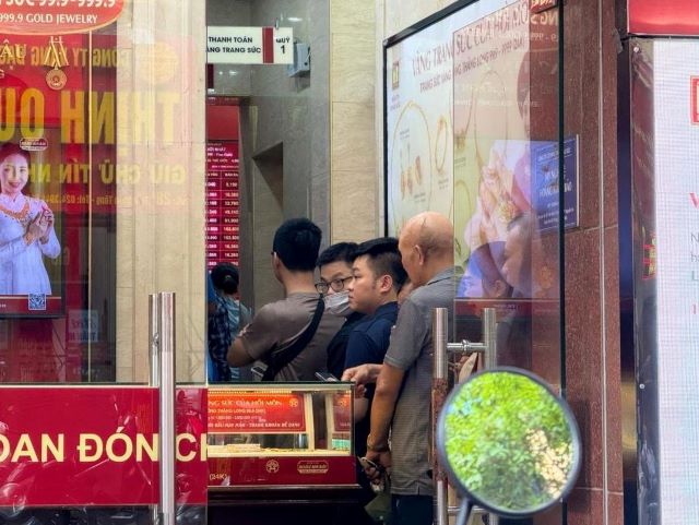 nguoi-dan-xep-hang-mua-vang