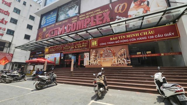 gia-vang-giam-cua-hang-vang-bong-nguoi-mua