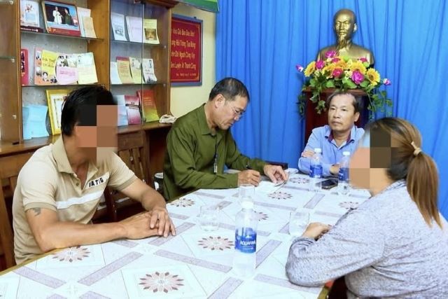nguoi-dan-ong-do-rac-xuong-bien-tai-tru-so-cong-an