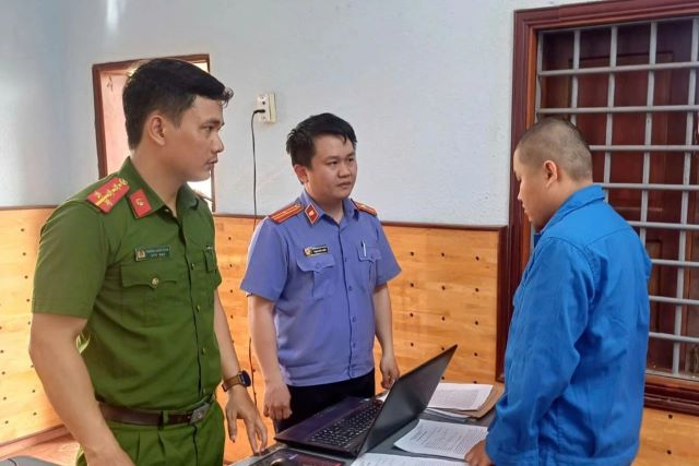 khoi-to-ke-danh-be-gai-12-tuoi-roi-nem-xuong-gieng-1