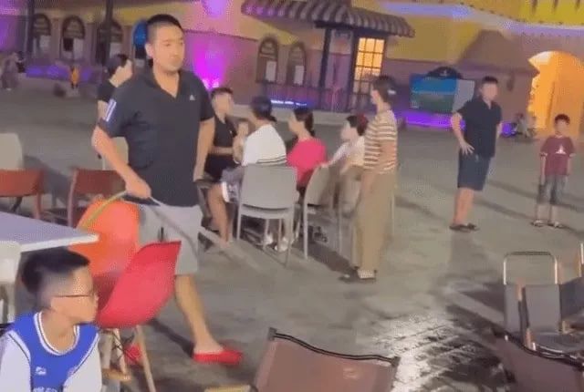 nguoi-dan-ong-xit-nuoc-sang-quan-doi-dien-khu-du-lich