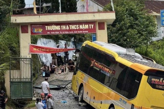 o-to-khach-mat-phanh-lao-vao-truong-hoc