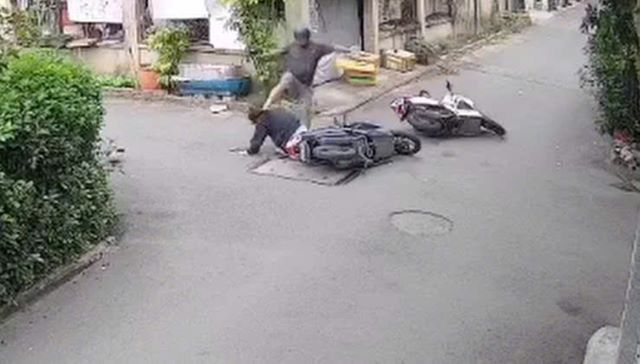 nguoi-dan-ong-dap-vao-dau-co-gai-sau-va-cham-giao-thong-1