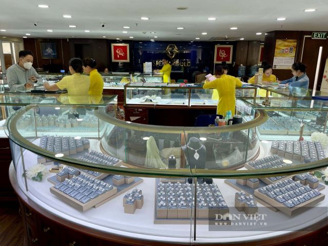 gia-vang-sjc-giam-nguoi-dan-chen-chan-ban-ra-3