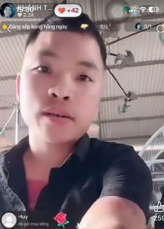 khanh-sky-livestream-nha-vua-quat-chui-boi-1