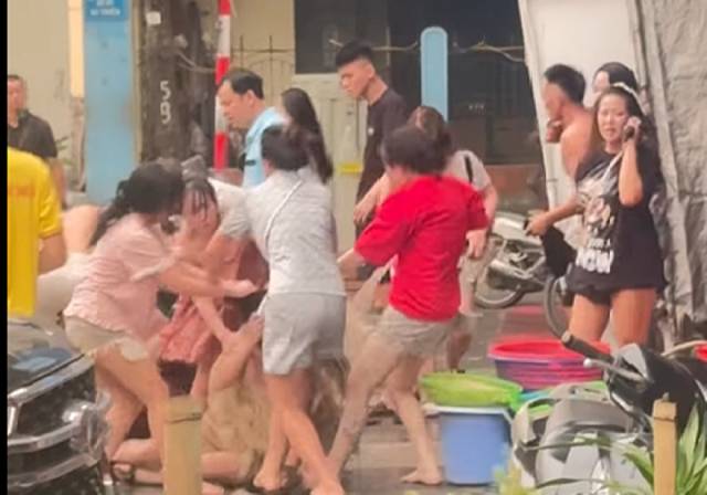 nhom-nguoi-hanh-hung-co-gai-ha-noi