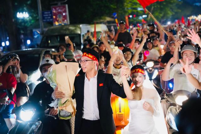 cap-doi-chup-anh-cuoi-trong-dem-di-bao-viet-nam-vo-dich-1