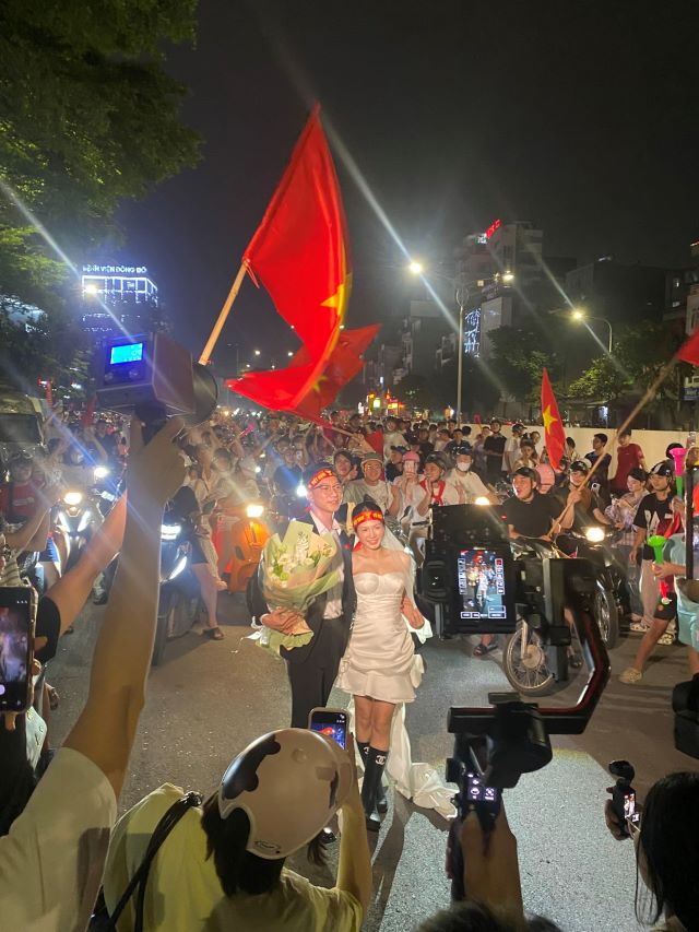 cap-doi-chup-anh-cuoi-trong-dem-di-bao-viet-nam-vo-dich-2