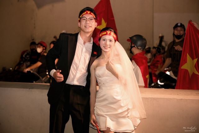 cap-doi-chup-anh-cuoi-trong-dem-di-bao-viet-nam-vo-dich-5