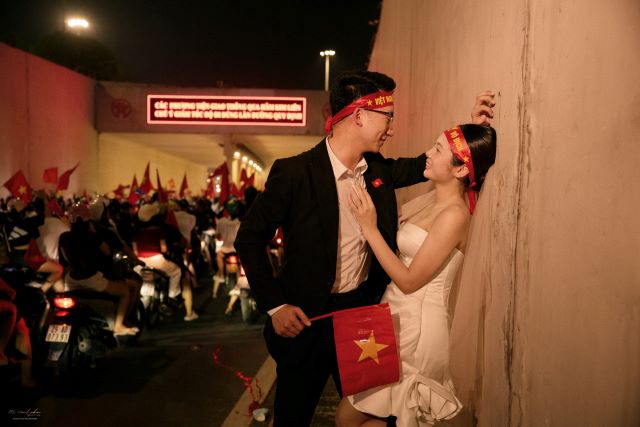 cap-doi-chup-anh-cuoi-trong-dem-di-bao-viet-nam-vo-dich-6