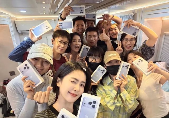bach-loc-mua-iphone-18-tang-nhan-vien-1